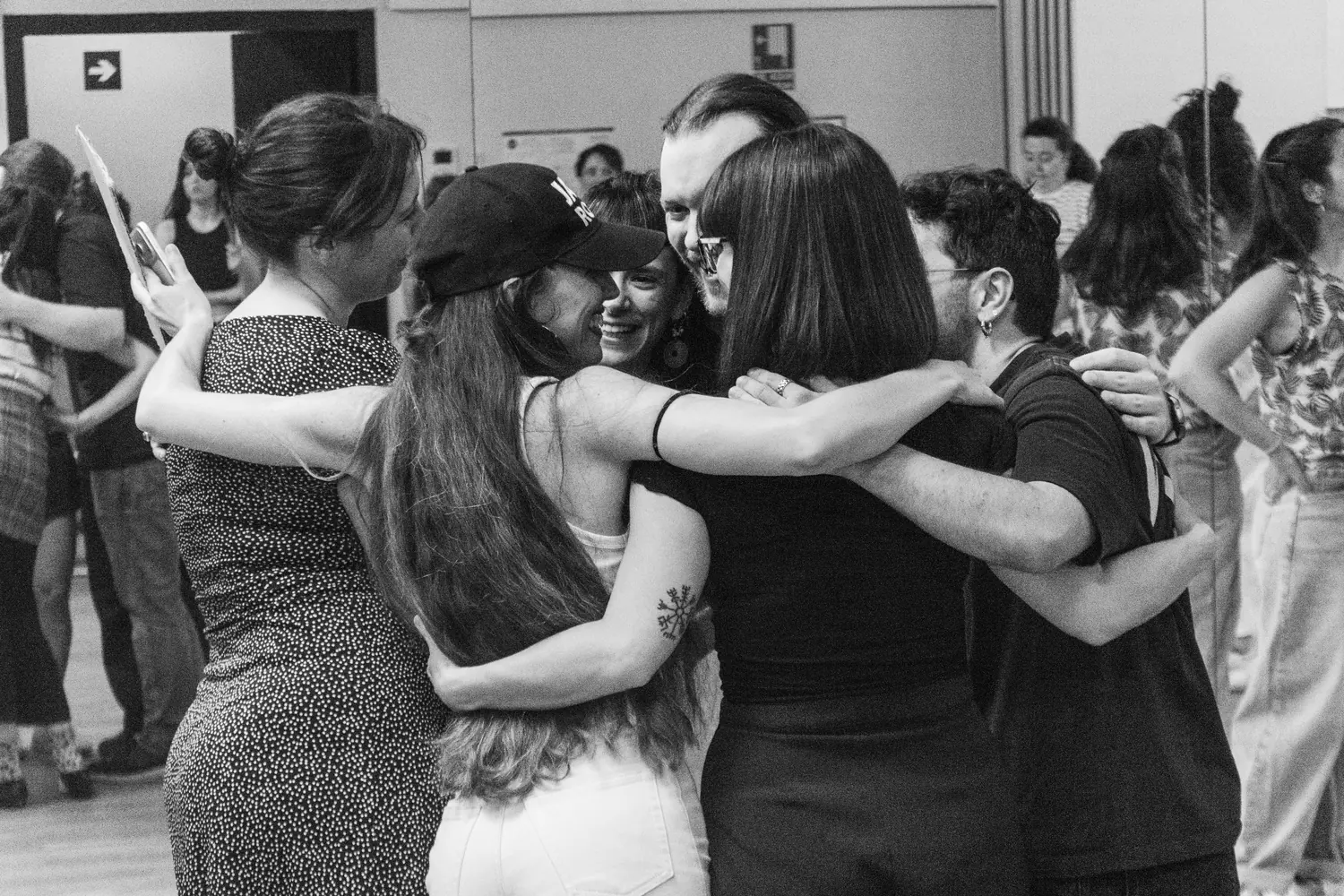 Grupo de bailarines abrazados en círculo al terminar una jam