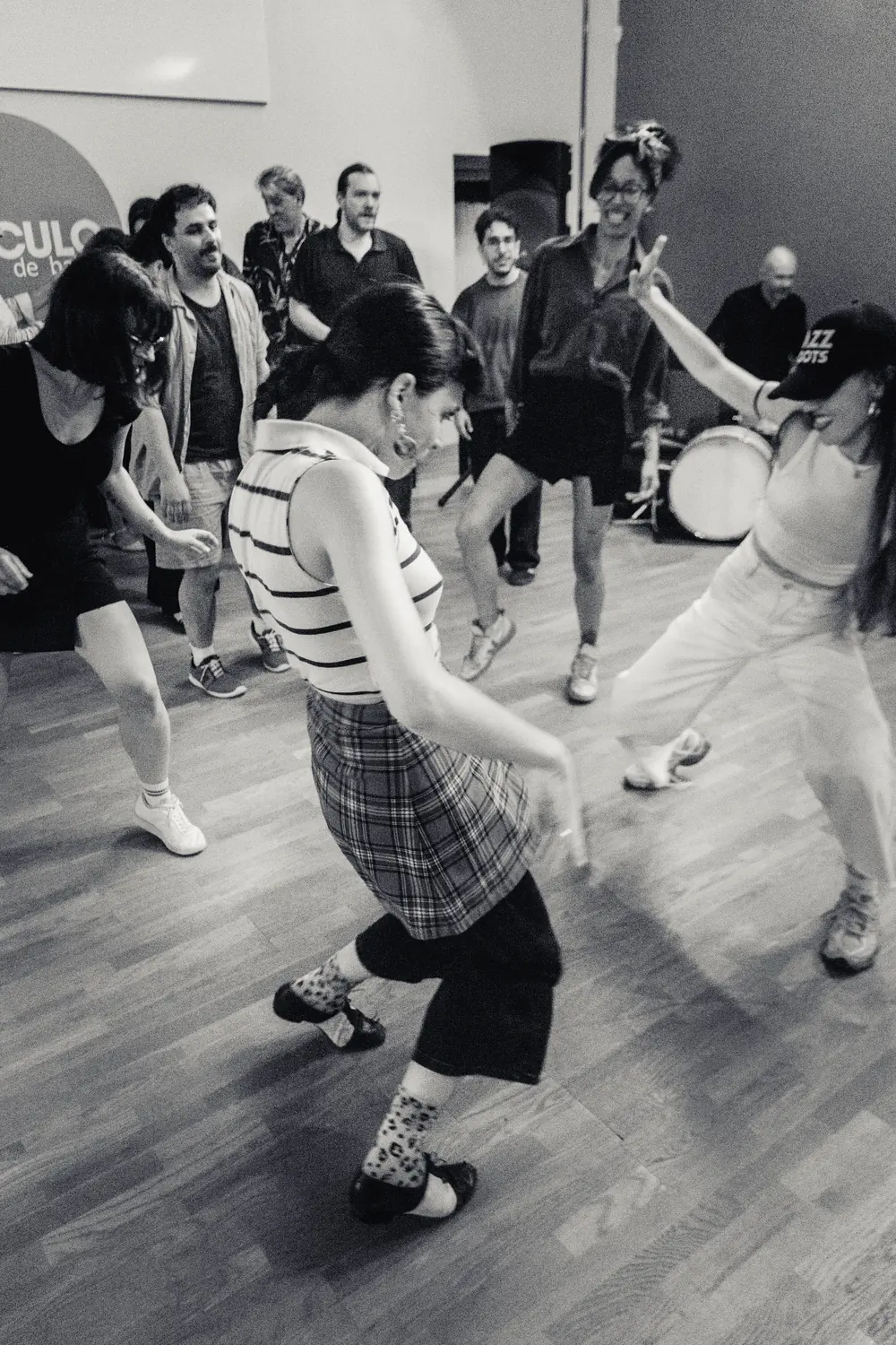 Círculo de bailarines durante un taller del laboratorio de ritmo, expresión y movimiento