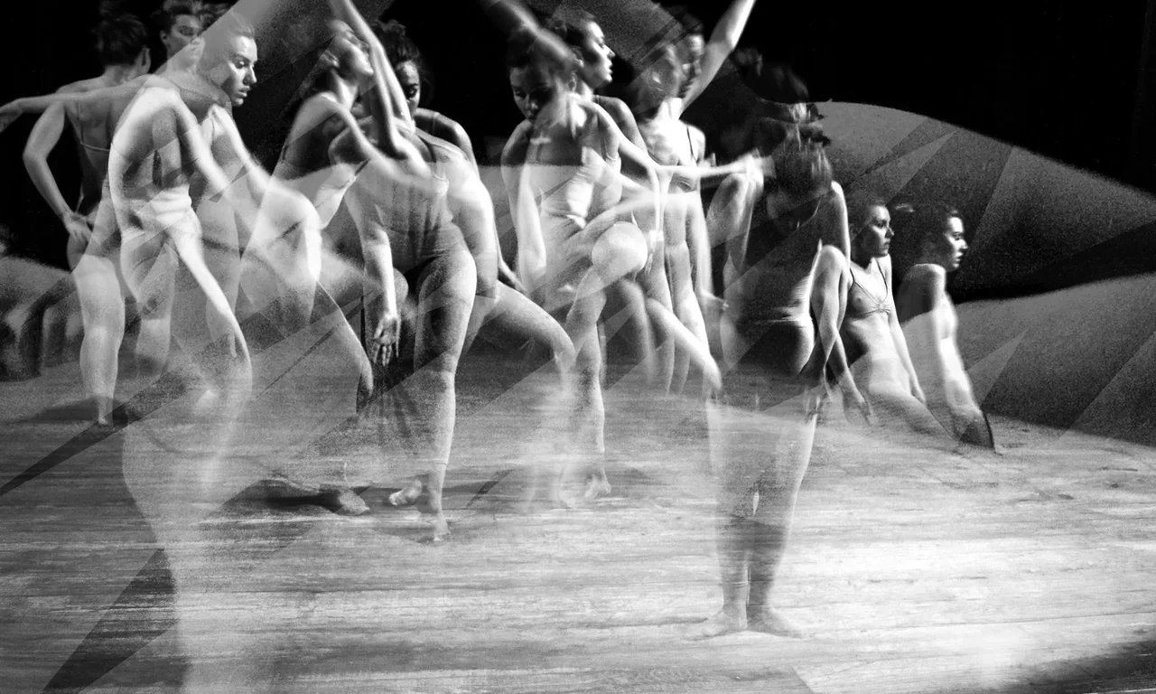 Bailarines en escena captados en exposición múltiple, superpuestos en blanco y negro